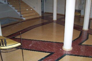 Pavimento con cornici in rosso Verona attorno a colonne bianche